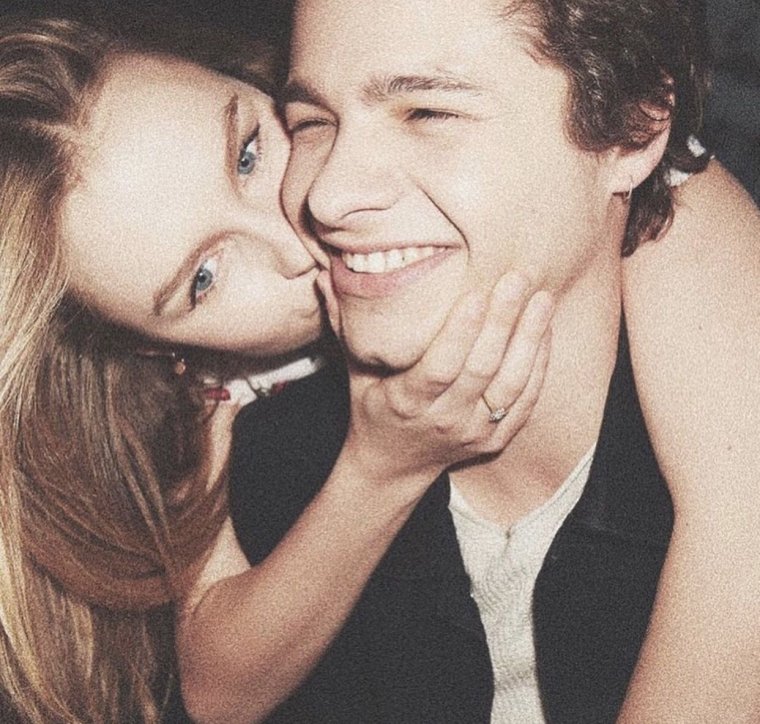 Оливия ДЕДЖОНГ И Тоби Уоллес