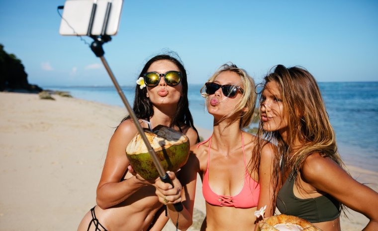 Подруги на пляже