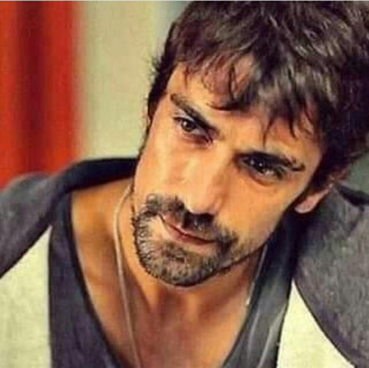 Турецкий актеры Ибрагим Челиккол Возраст