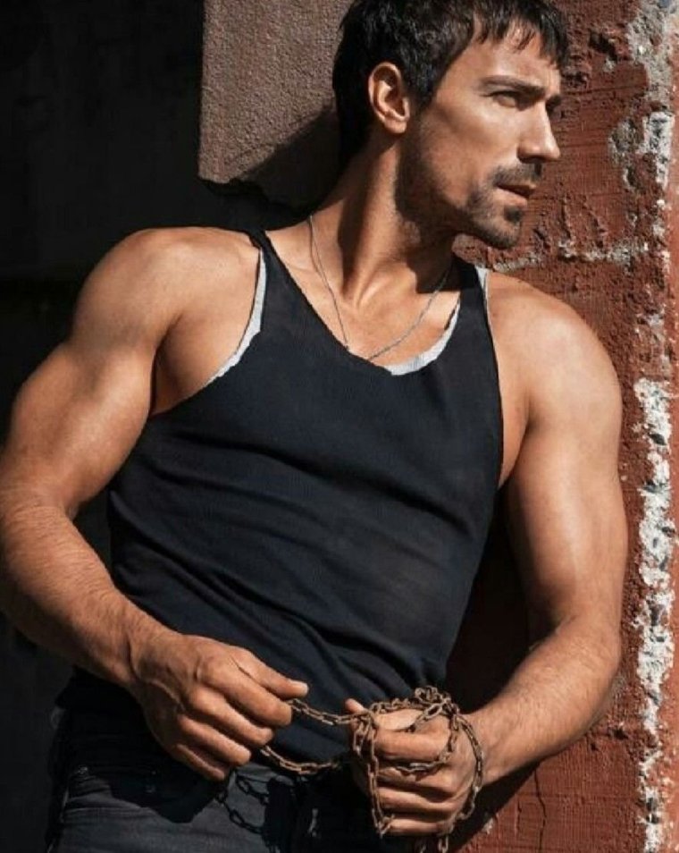 Турецкий актер Ибрагим Челиккол