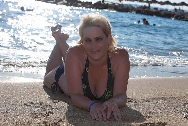 Обычные женщины на пляже