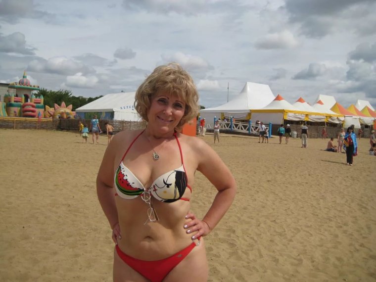 Женщины в ВОЗВРАСТЕВ купальниках частное