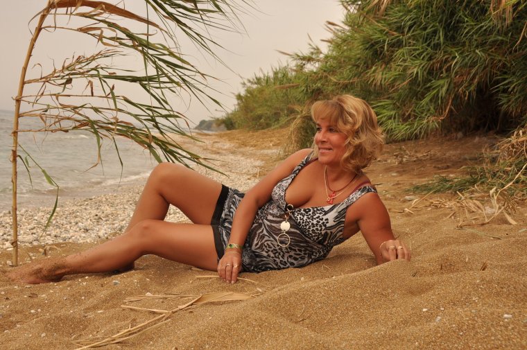 Взрослая женщина на море