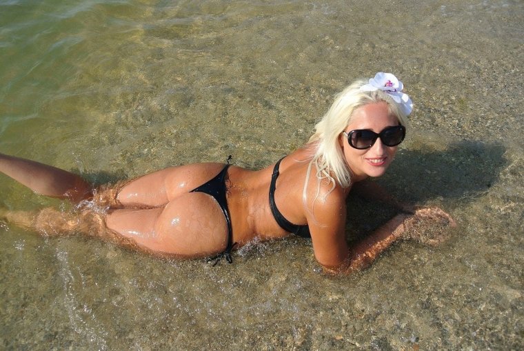 Тётки на пляже из соц сетей