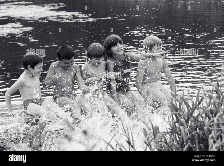 Советские дети на реке