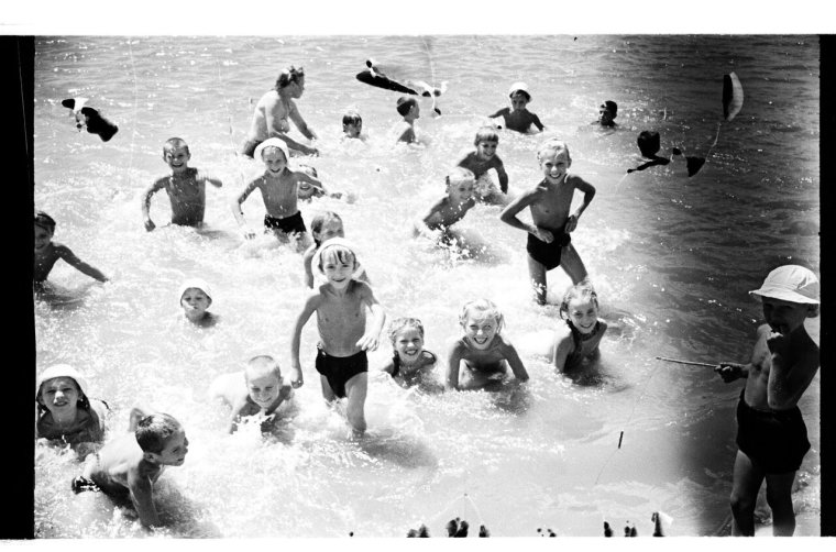 Пионерский лагерь Артек СССР купаются
