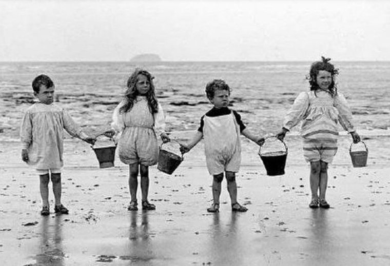 Ребенок на пляже Винтаж