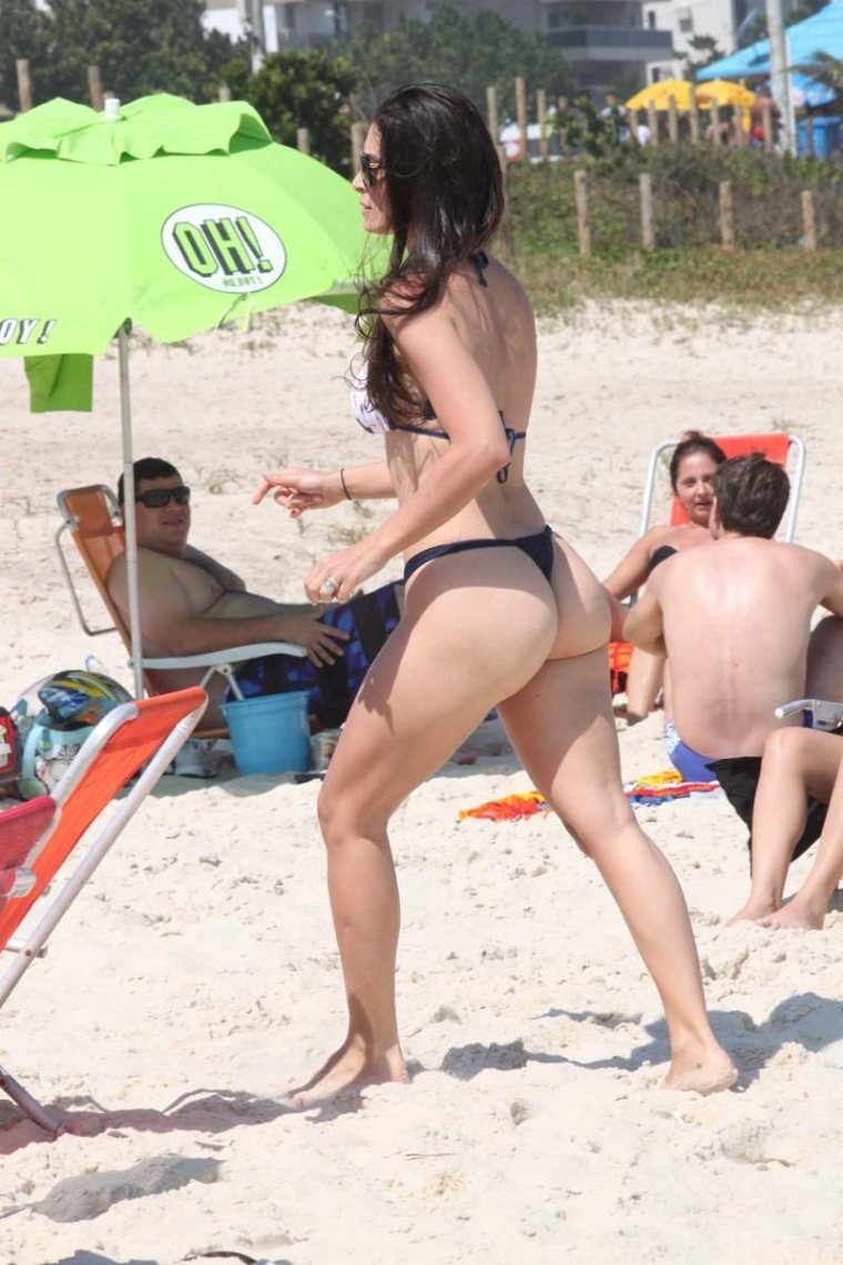 Толстые девушки на пляже в Бразилии