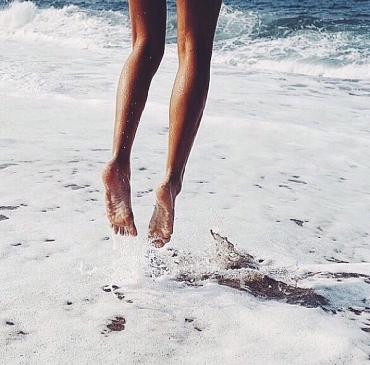 Ноги на пляже
