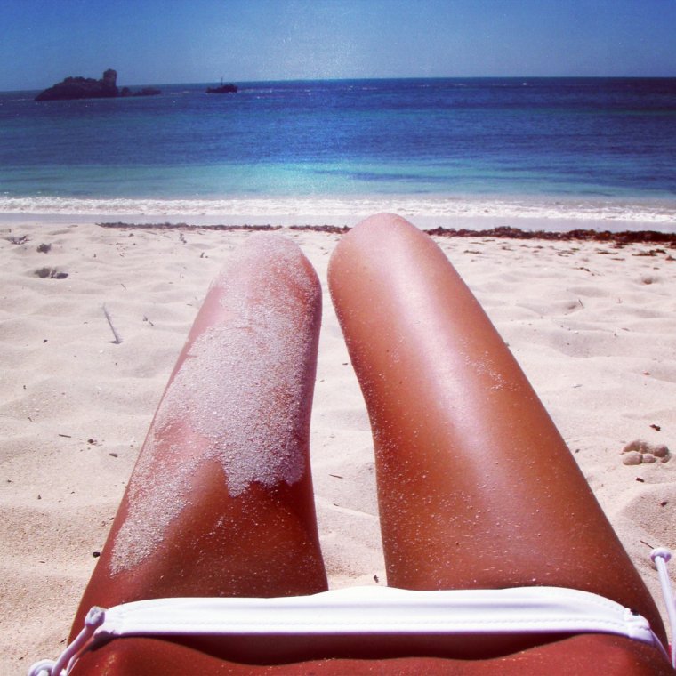 Загорелые ножки на пляже