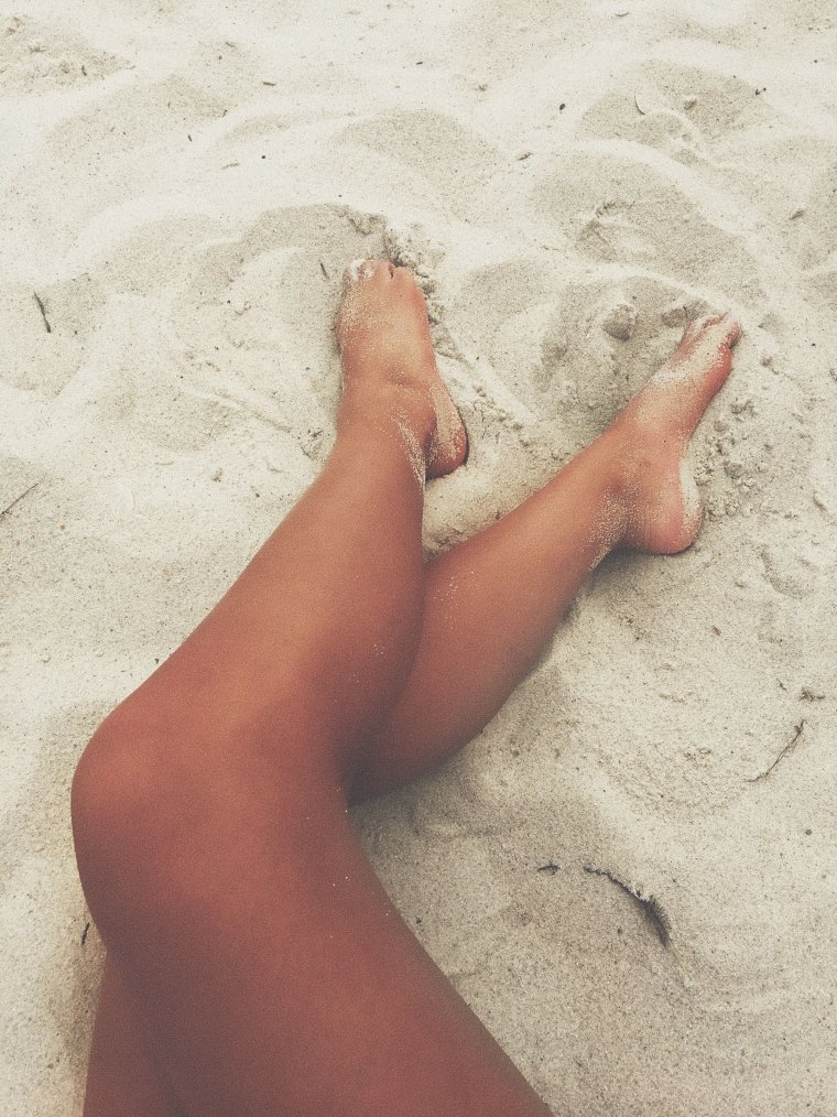 Ноги на пляже