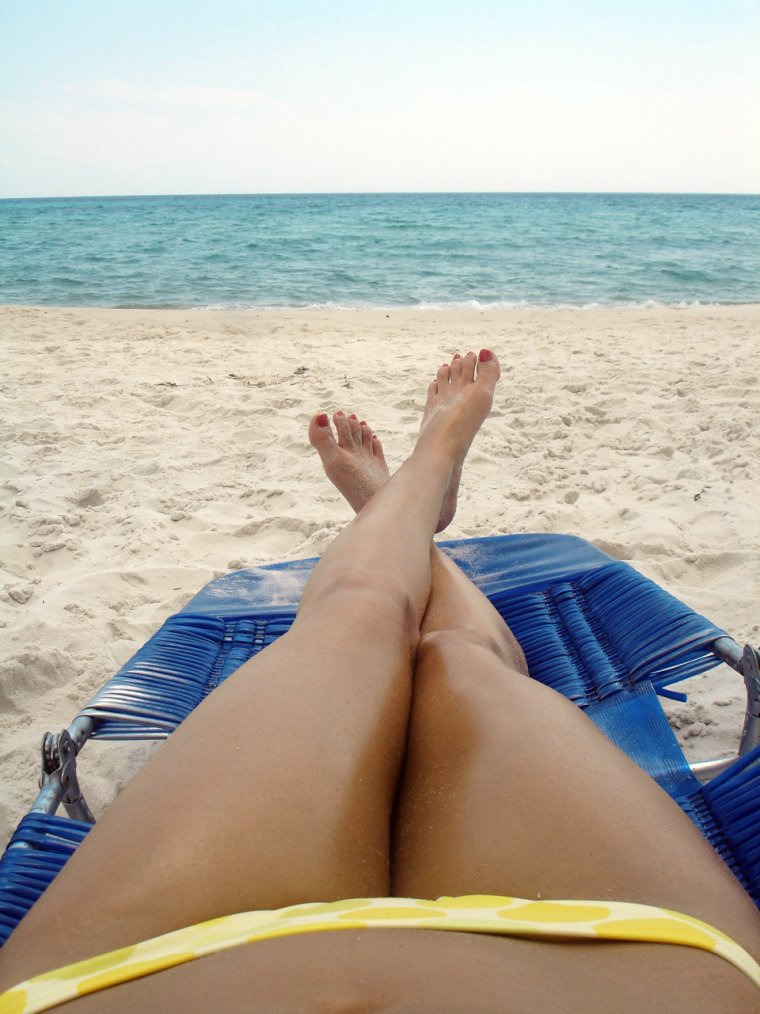 Женские стопы на пляже