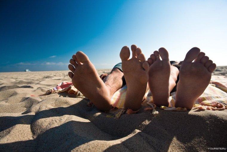 Ноги на пляже
