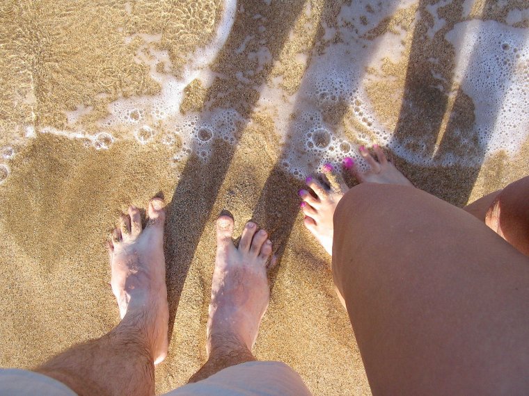 Ноги мальчика в песке