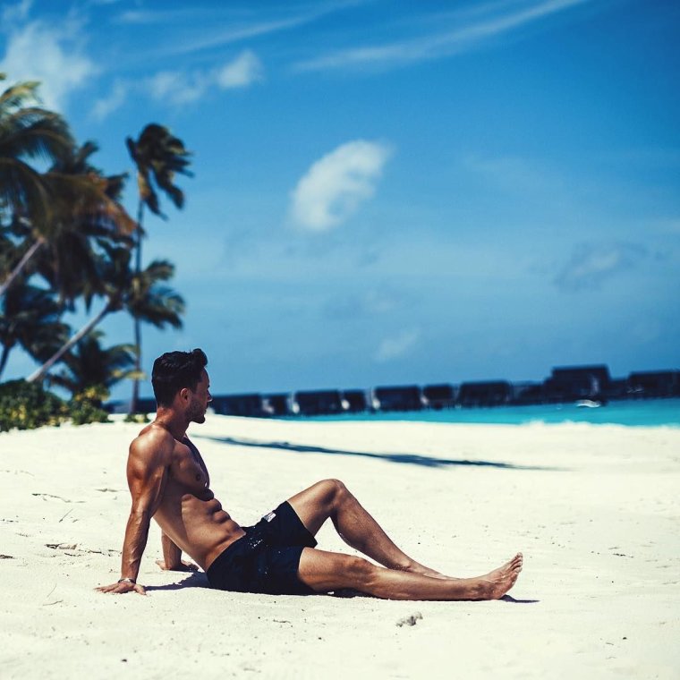 Позирование на пляже мужчины