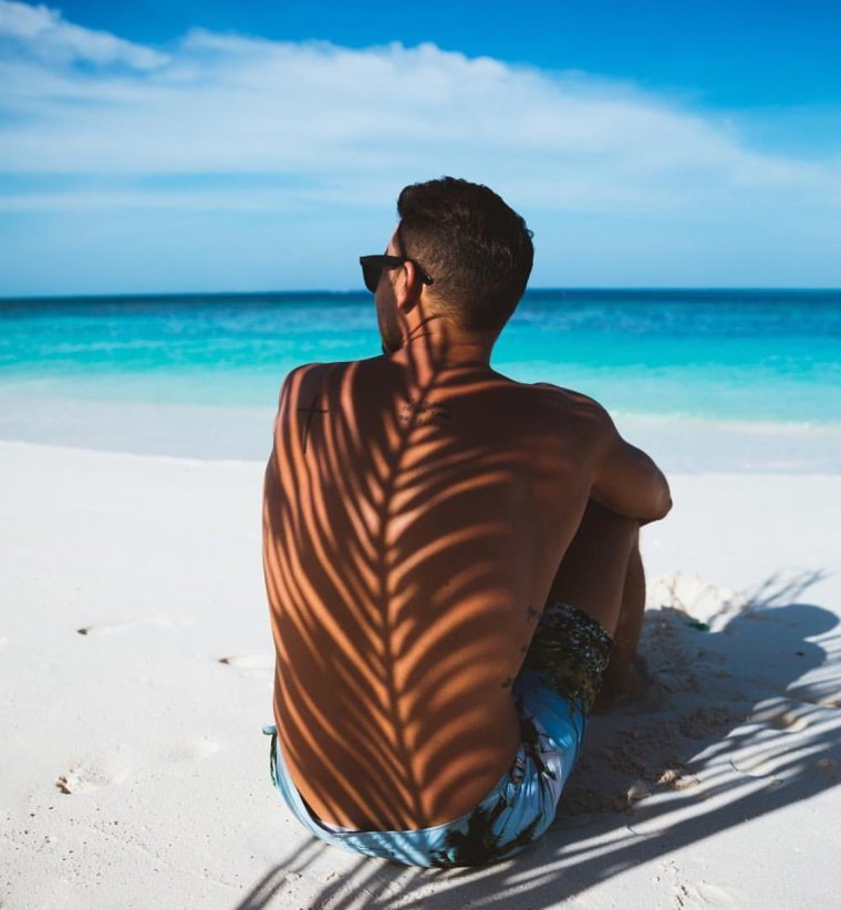 Парень на море