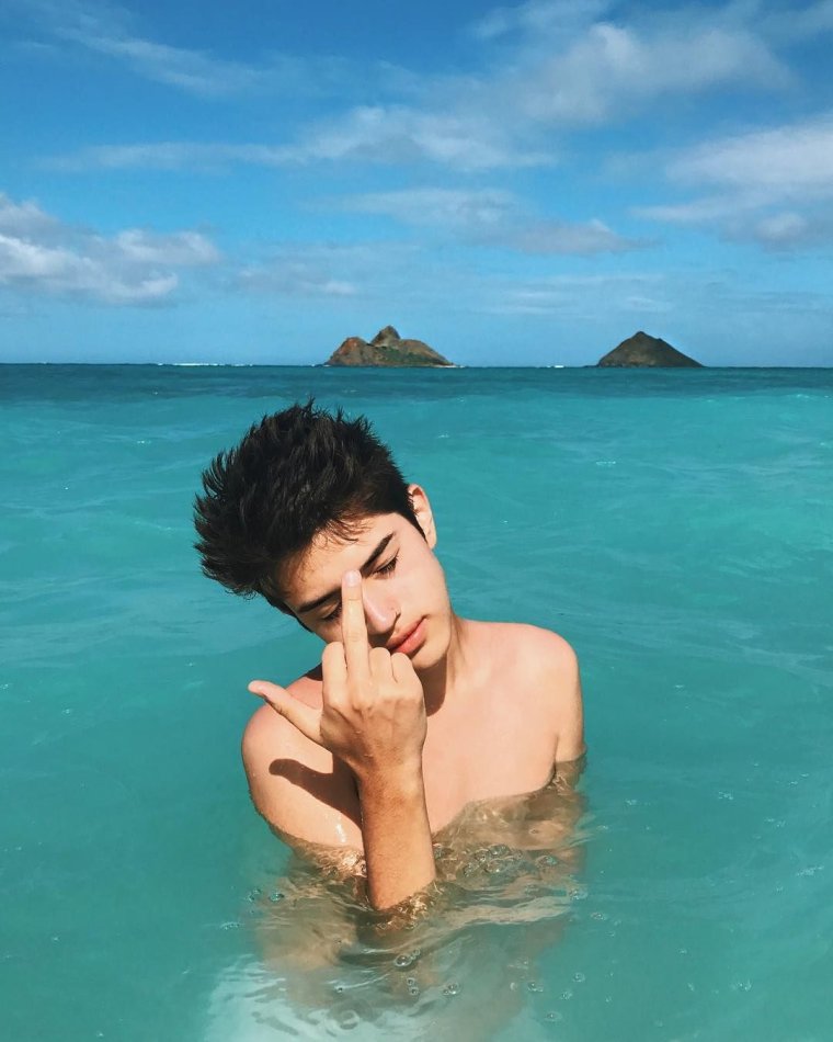 Manu Rios на пляже