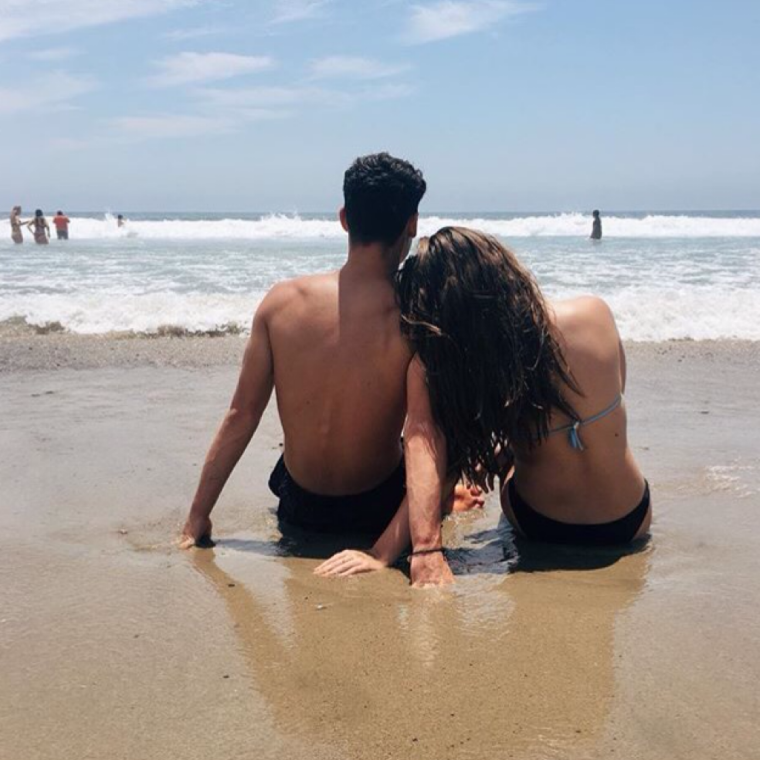 Мужчина и девушка на пляже