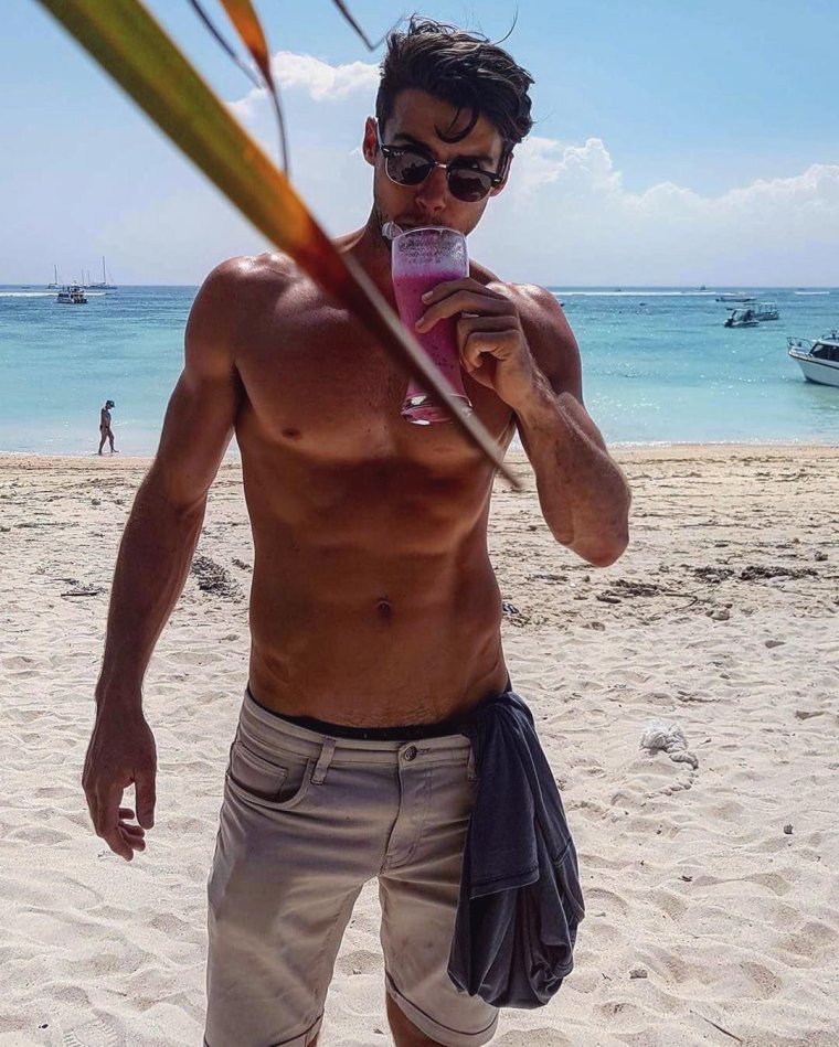 Мужчина на пляже