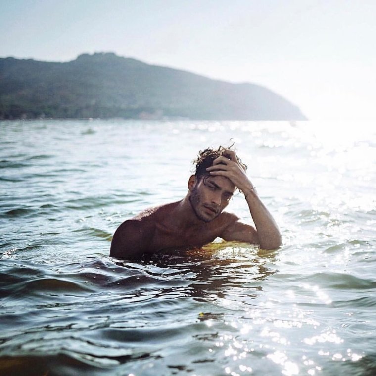 Красивый мужчина на море