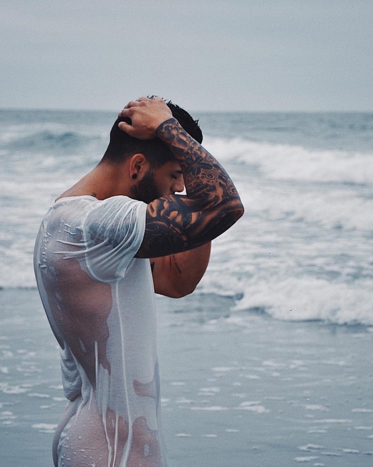 Парень на море