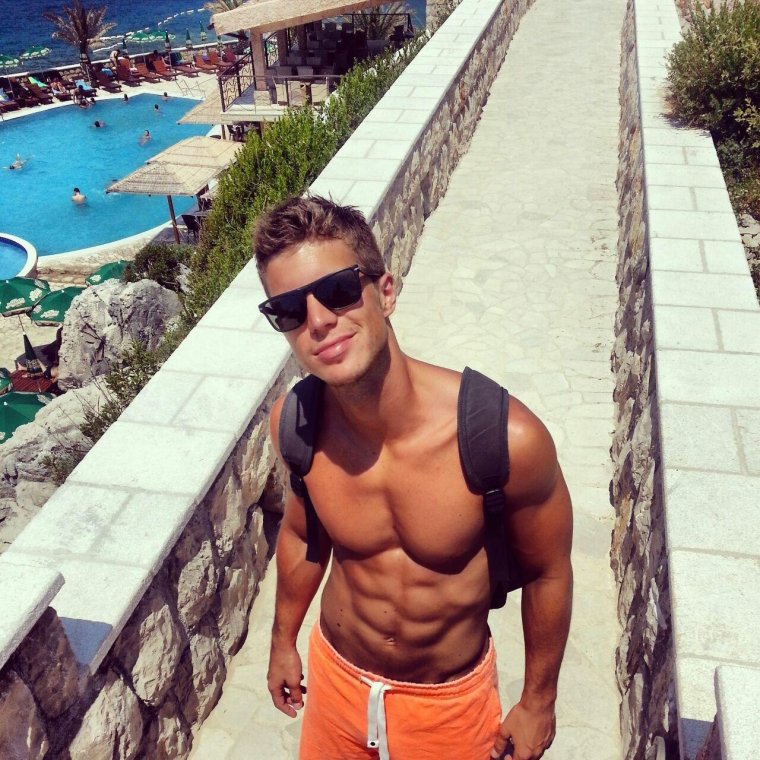 Спортивный парень в очках