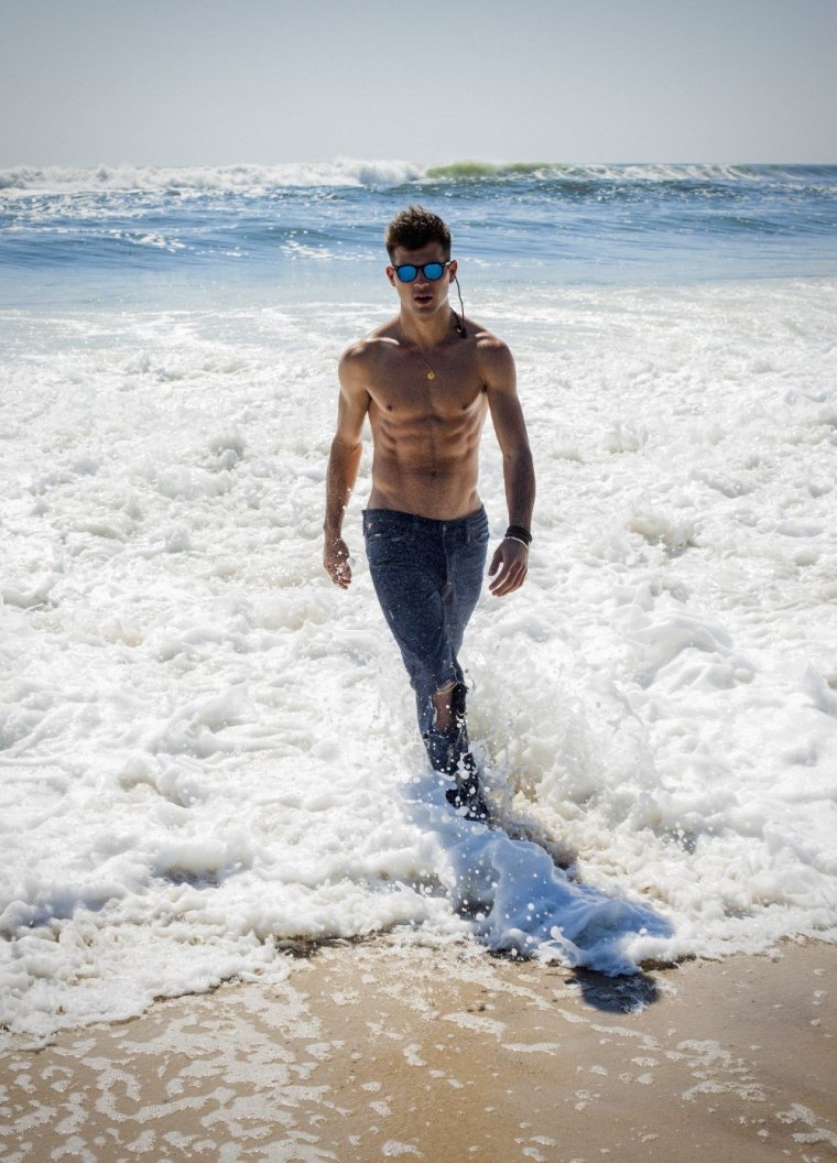 Мужчина на море