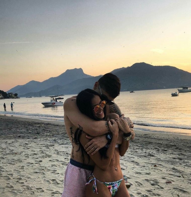 Милые пары на море