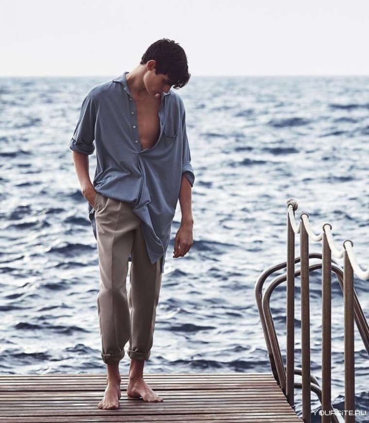 Мужчина возле моря