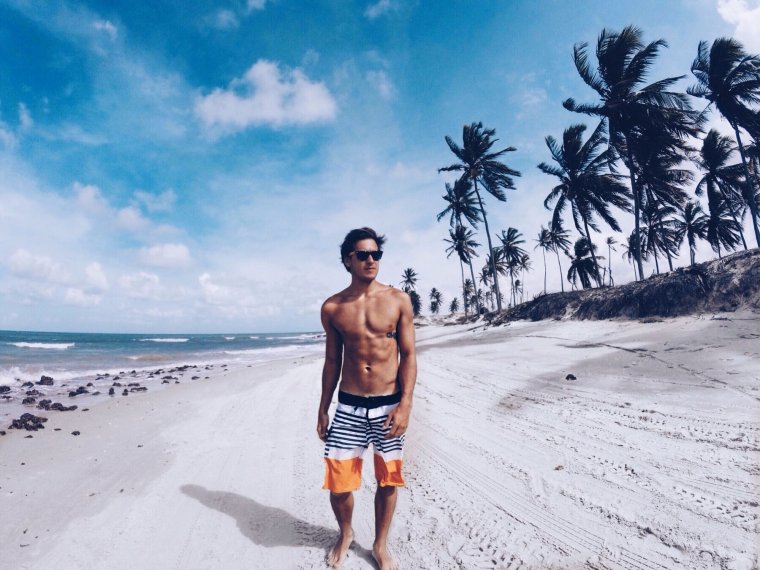 Парни на пляже