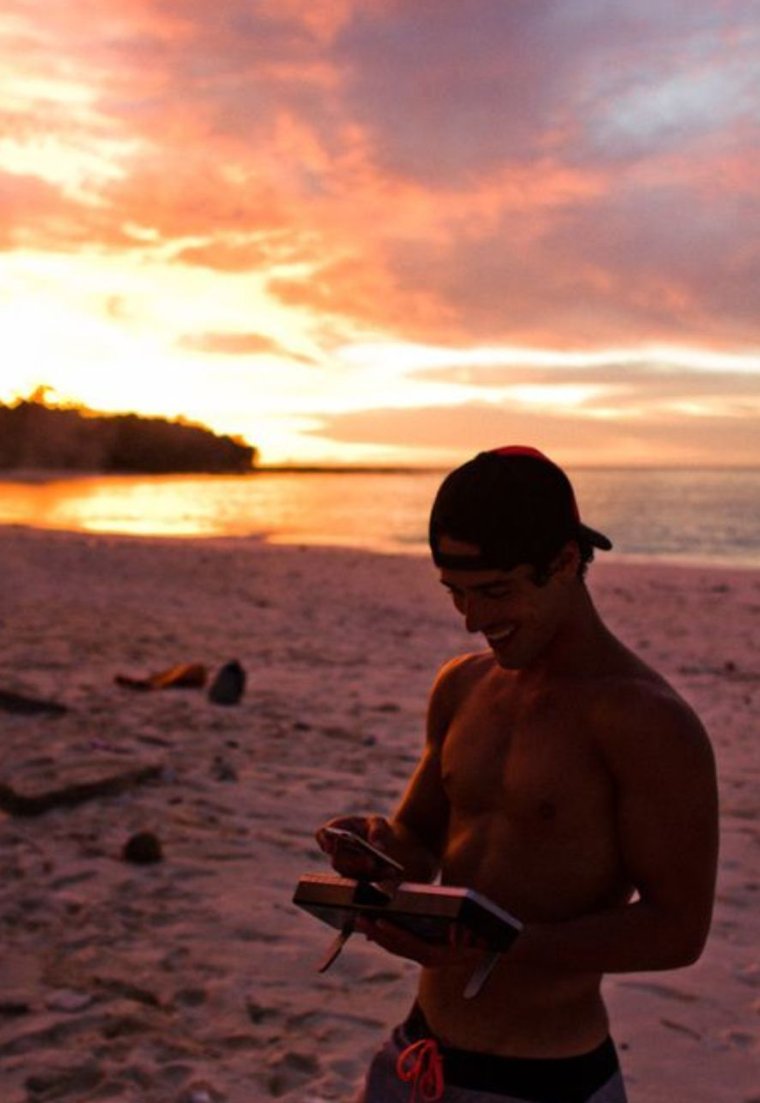 Парень на море в очках