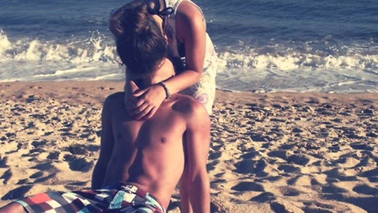 Парень с девушкой на пляже