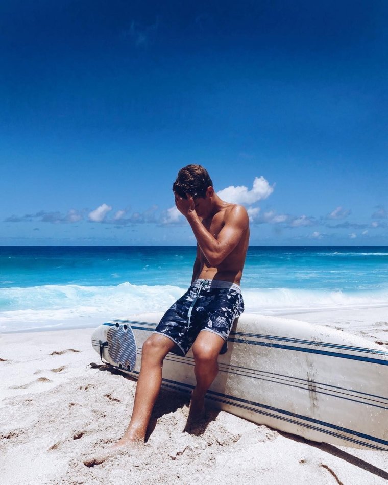 Парень на море