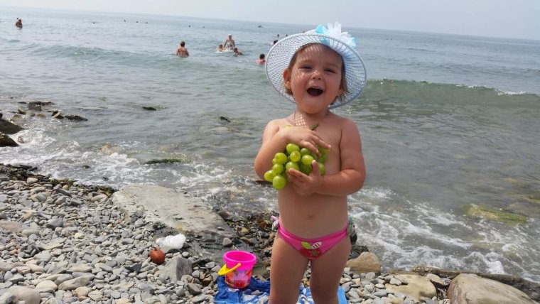 Малыш на море