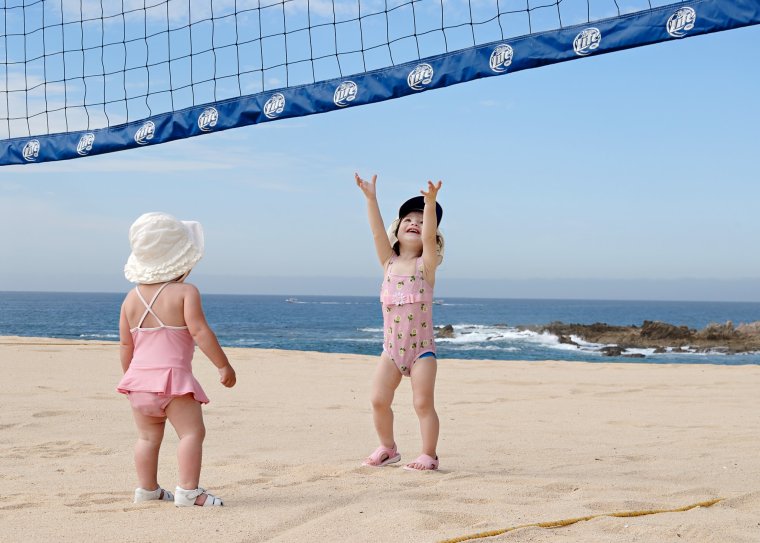 Ребенок с мячом на пляже