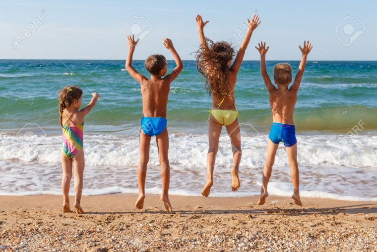 Ребенок прыгает на пляже