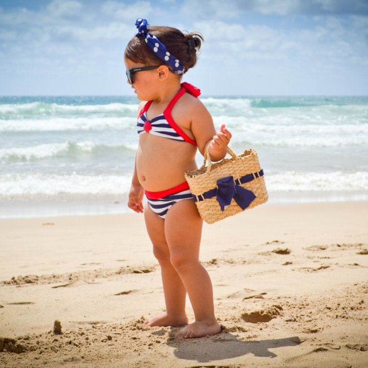 Девочки в купальниках на море