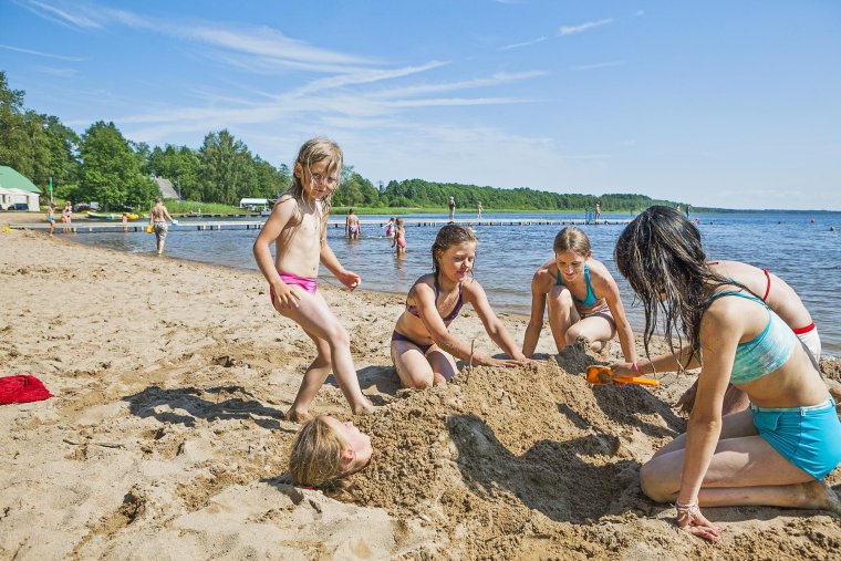 Девчонки на пляже в лагере