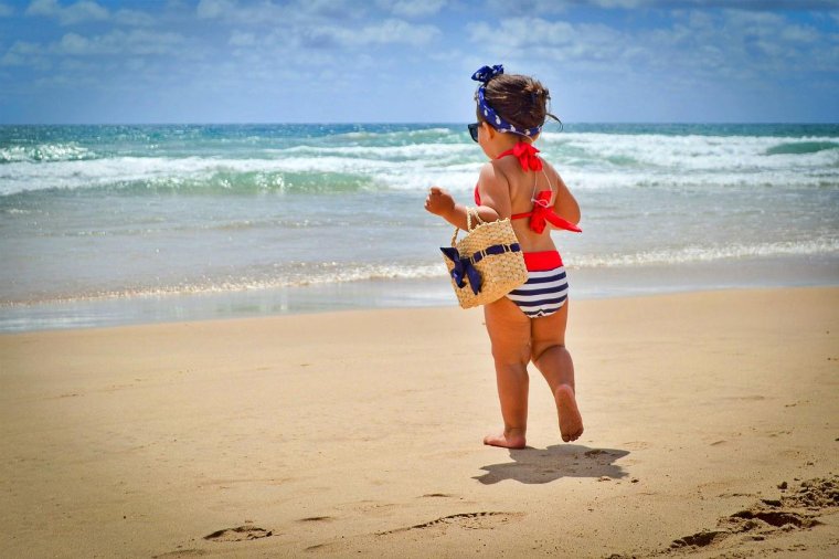 Красивые дети на море