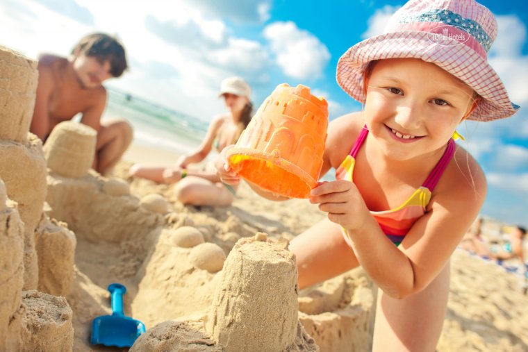 Дети песок море