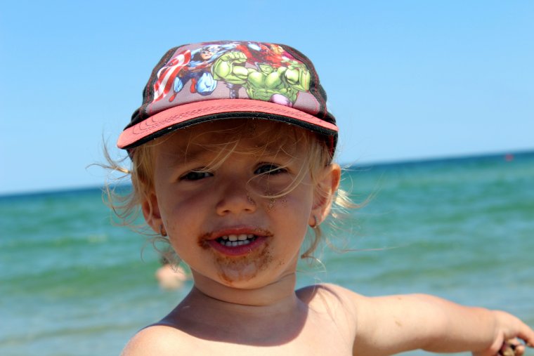 Детишки на пляже крупным планом