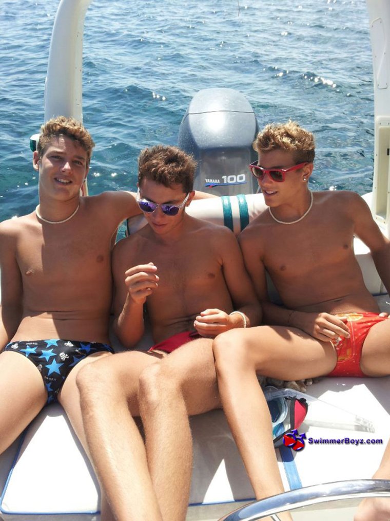 Мальчишки загорают