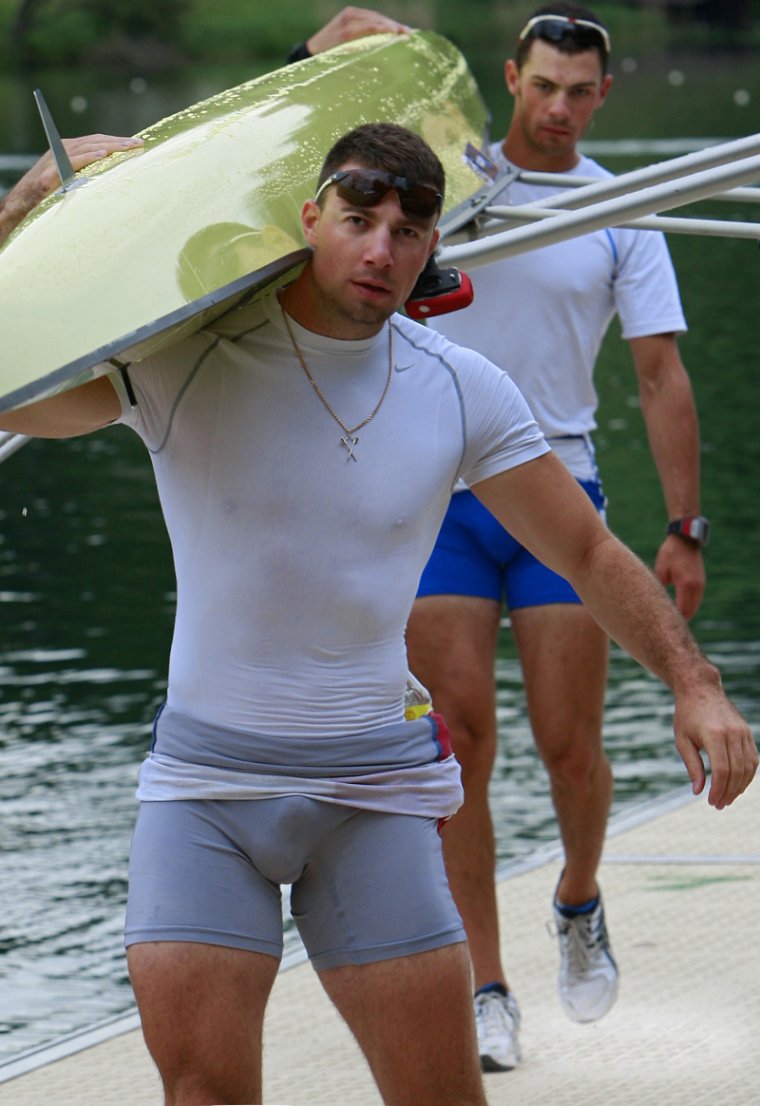 Парни с большими буграми