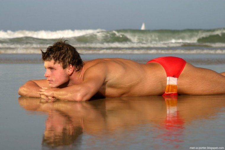 Парни на пляже