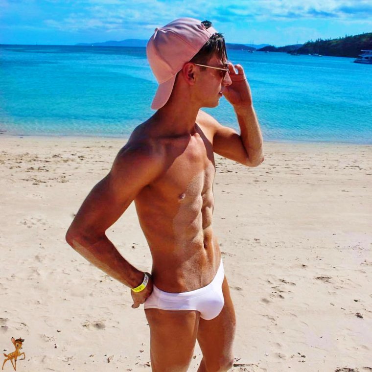 Красивые мальчики бикини