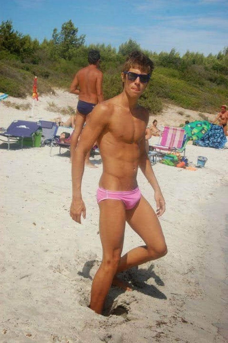Обычные парни на пляже