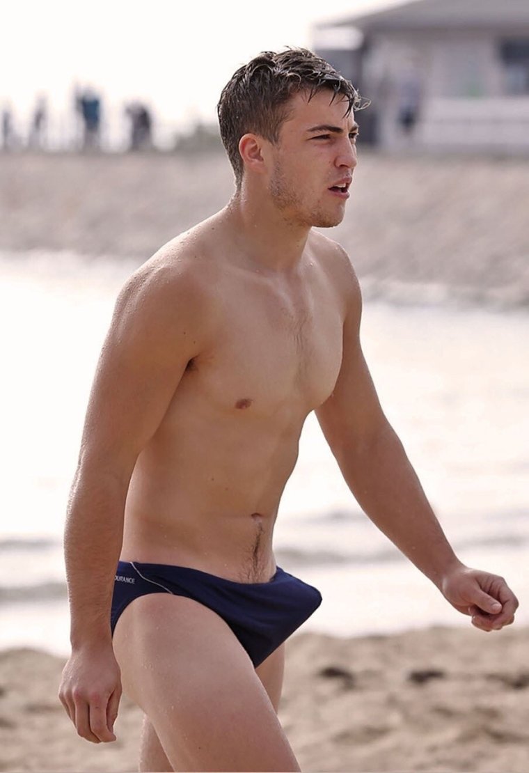 Молодые юноши на пляже