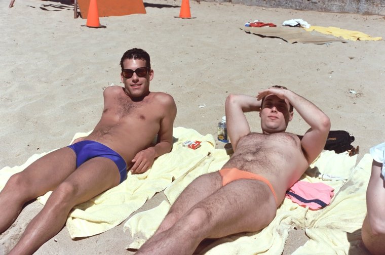 Мужчины в стрингах на пляже