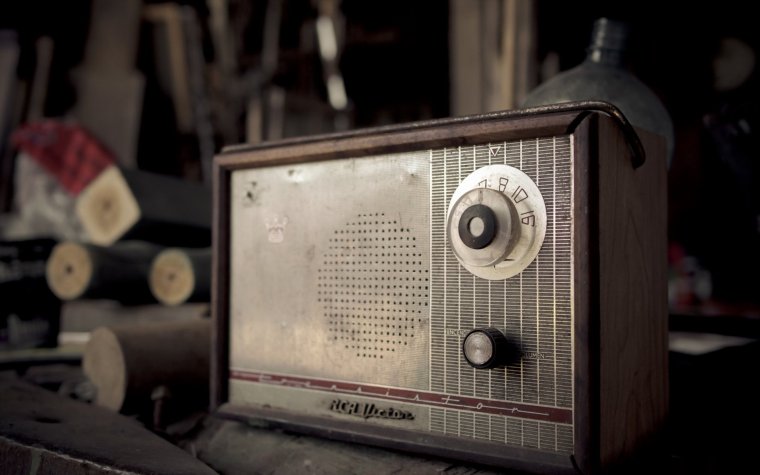 Радиоприемник на столе