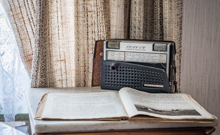 Радиоприемник на столе